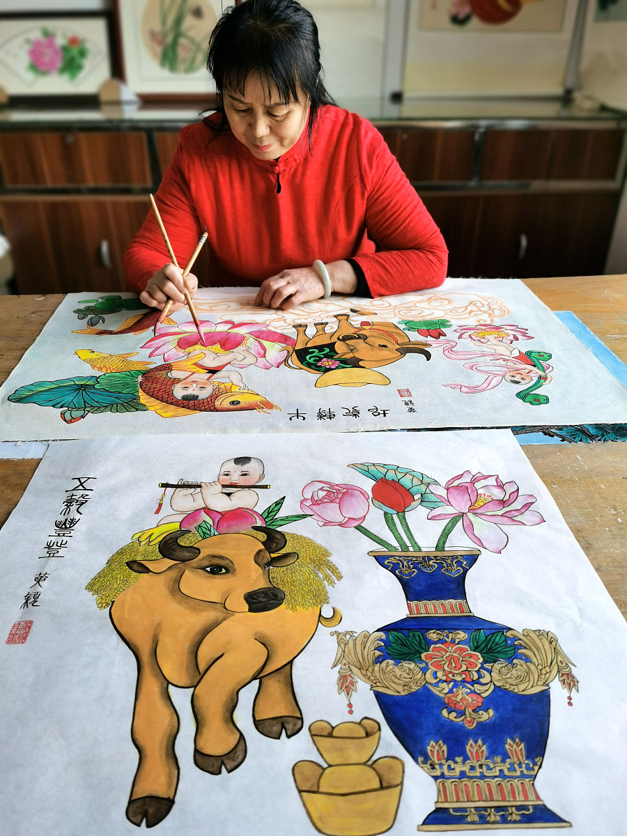 2021年2月1日下午,河北邯郸,黄颖在创作的手绘年画《牛转乾坤》.