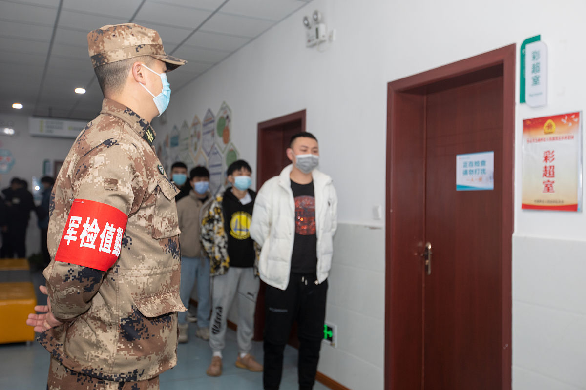 一名哨兵你因在上岗期间因为想上厕所申请应急现让你作出情况说明写出今后怎样避免此类情况发生。要求字数不少于500字。