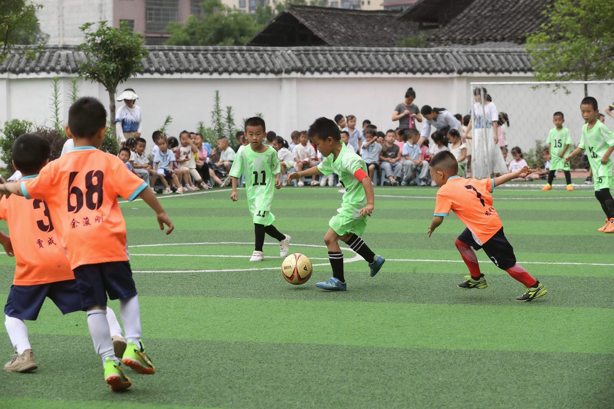 成都郫县希望学校有足球场吗？为学生身心健康而建！