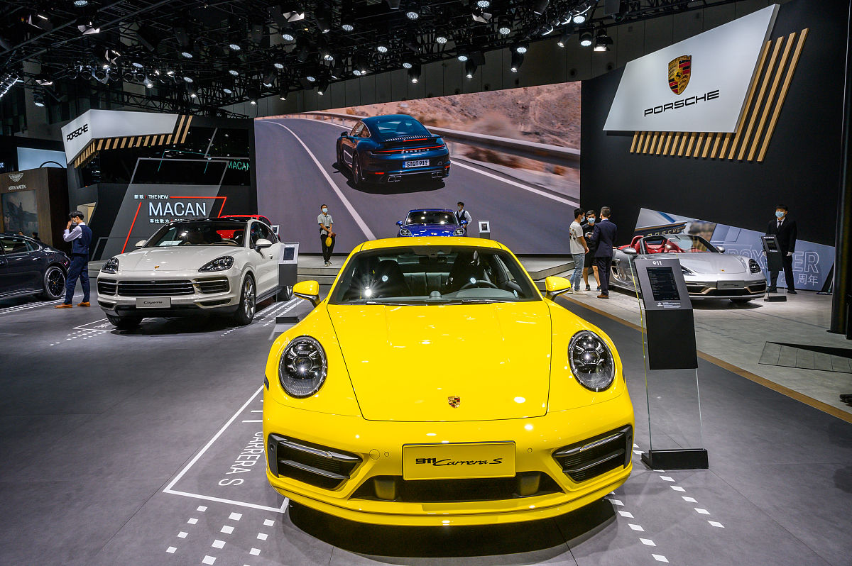 成都汽车职业技术学校招生电话：028-12345678，咨询报名信息