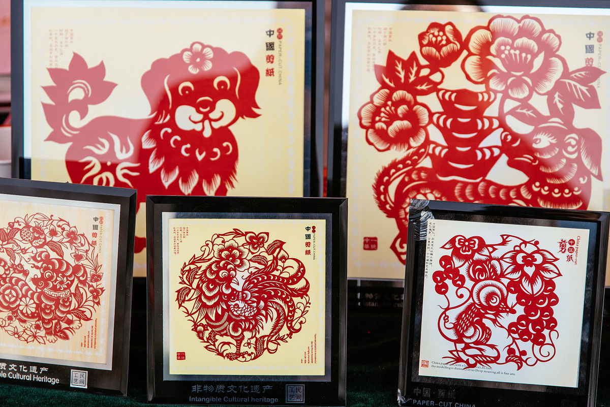 从历史发展、功能作用、艺术特色三个方面写一段中国剪纸导游词