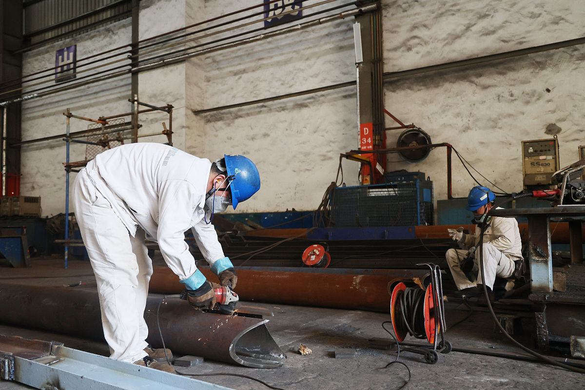 以第一人称写一篇不少于2000字的关于行车吊维修工实习内容与过程要求内容详实、层次清晰