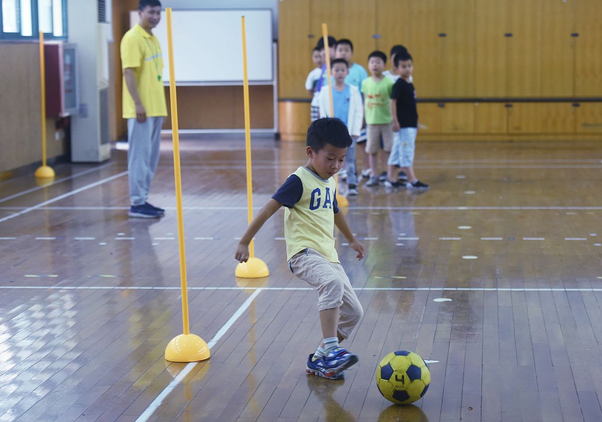 描述小学体育行进间运球面向对象教学环境