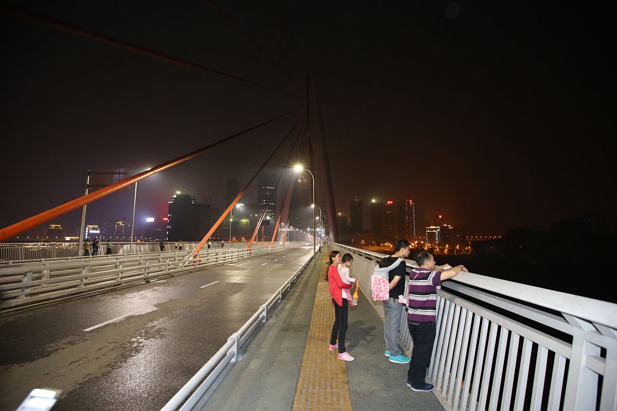 徒步行走武汉长江大桥丈量武汉城市发展的新时代 。周末傍晚和同学一起来一次融入武汉这座城市的徒步旅 行吧。可以从学校坐公交车至中华路徒步上到武汉长江大桥观看夜景； 或者从中华路轮渡码头坐轮渡在江心浏览两江三岸的灯光秀。用我们 的脚步来丈量新时代的伟大成就并记录你的所看所感。