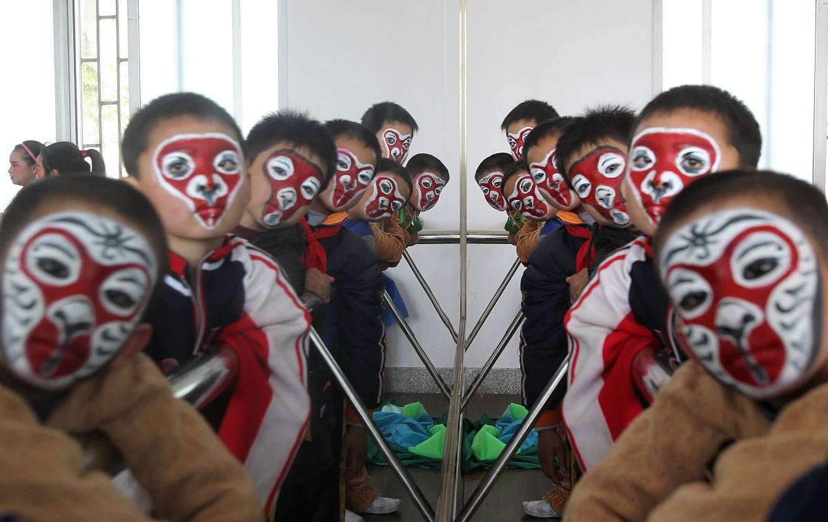 班团一体化建设口号：团结协作，共创辉煌