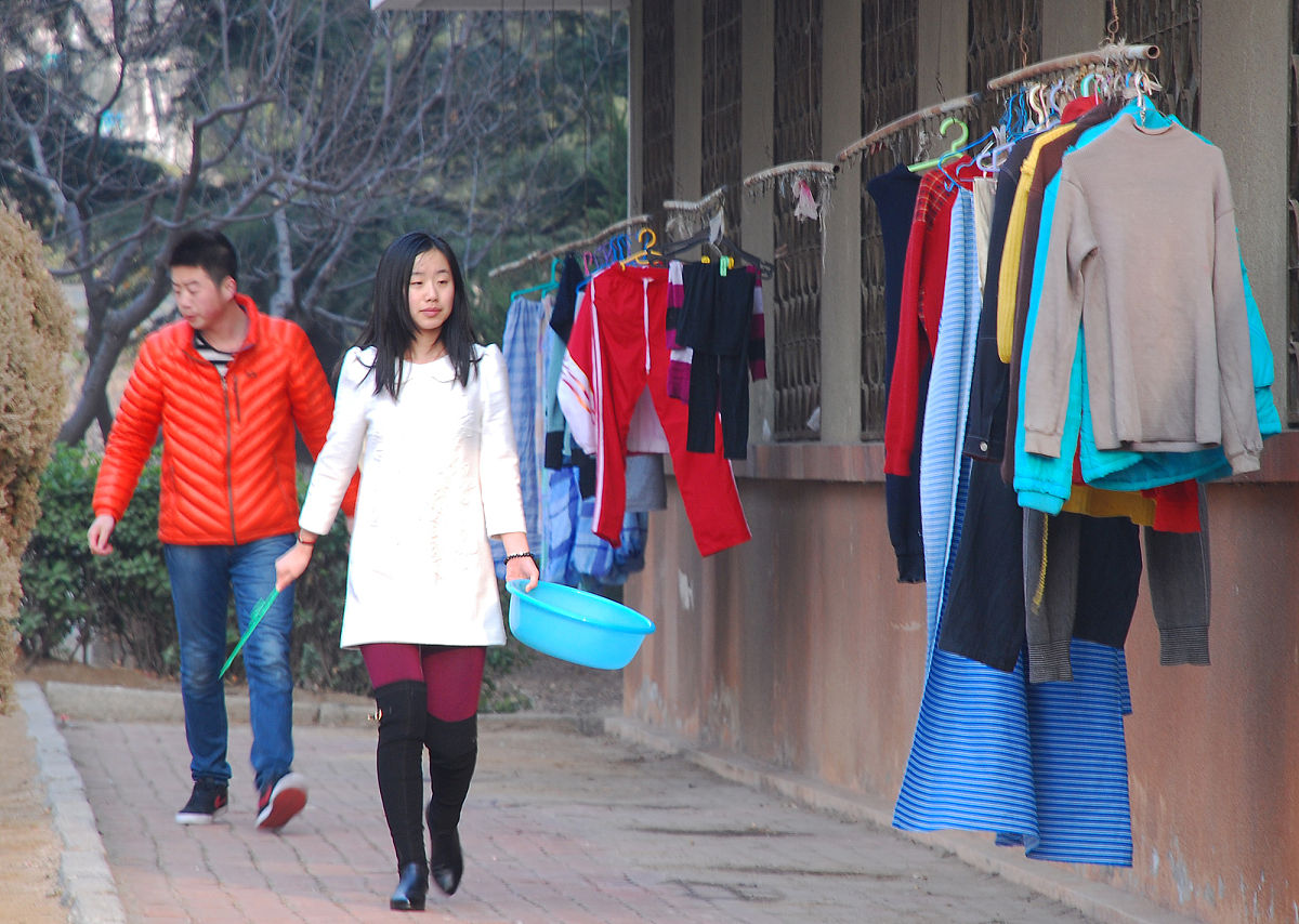 2014年2月23日,在山东烟台鲁东大学,大学生们在宿舍楼上晾晒被褥衣物.