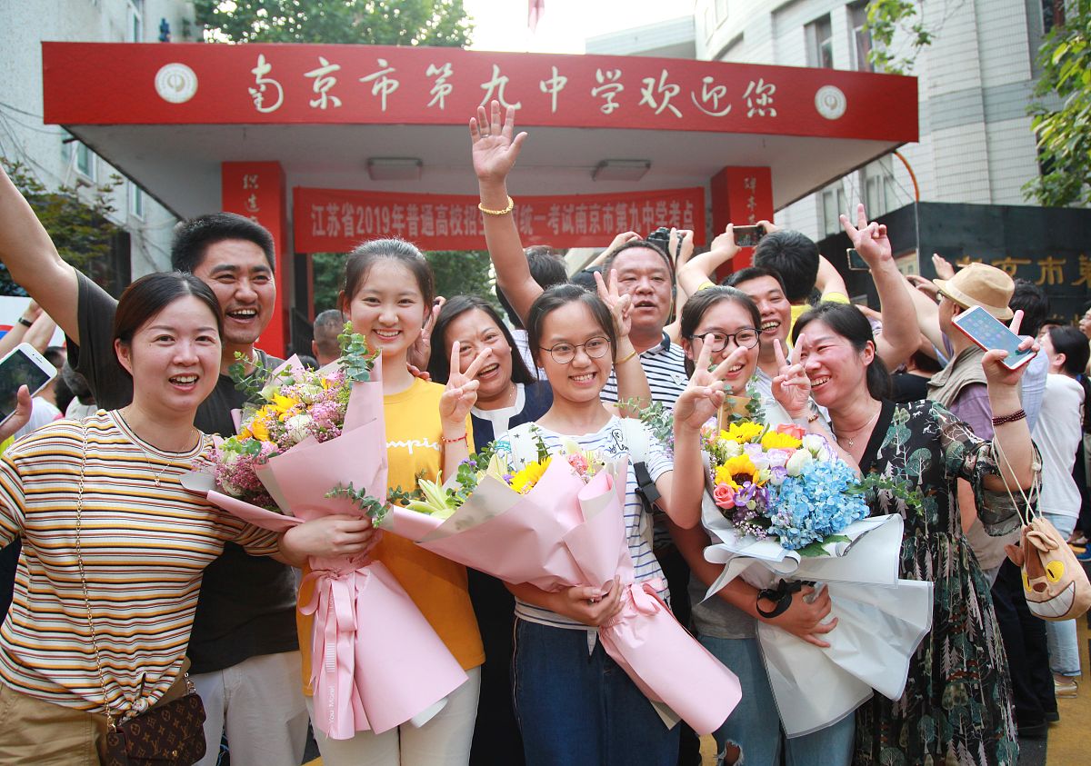 2023届高三学生十八岁成人仪式邀请您在这重要时刻参与活动陪伴学生一同走过人生中的重要节点。请您在仪式活动前给孩子准备一封信回顾孩子在求学路上的感人瞬间倾诉您对孩子的关爱对孩子成长的期许等在仪式活动上互赠家书拉进亲子距离增进亲子感情。