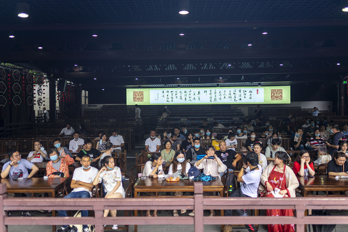 2020年6月25日,浙江绍兴,沈园举办"梦回宋朝,爱在沈园"汉服节,游客和