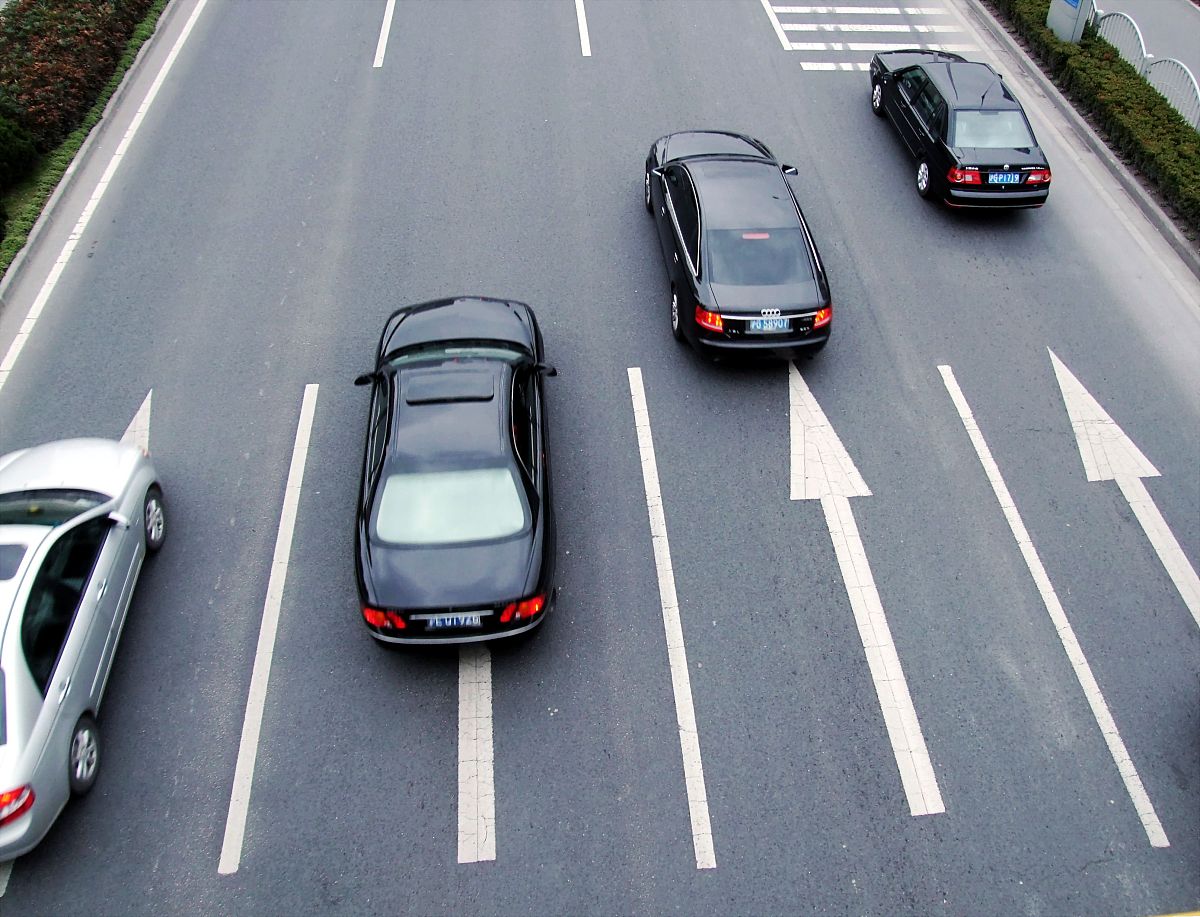 车道居中驾驶技巧：提高安全性，便于转弯和变道