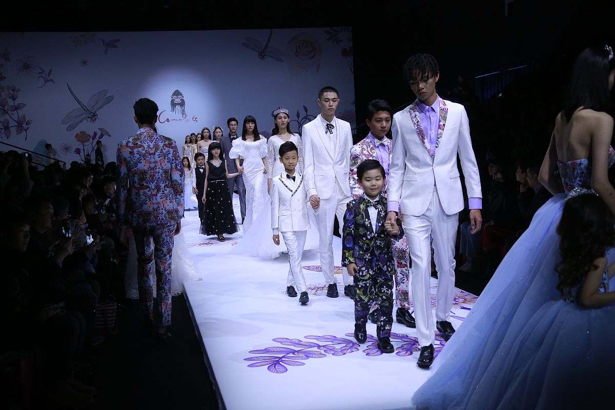 舞动彩带，追逐梦想 - 充满活力的歌曲