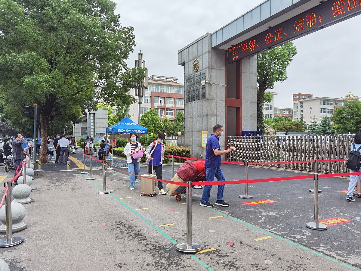 2021年8月31日,河南省洛阳市第一高级中学迎来秋季开学,学生需佩戴口