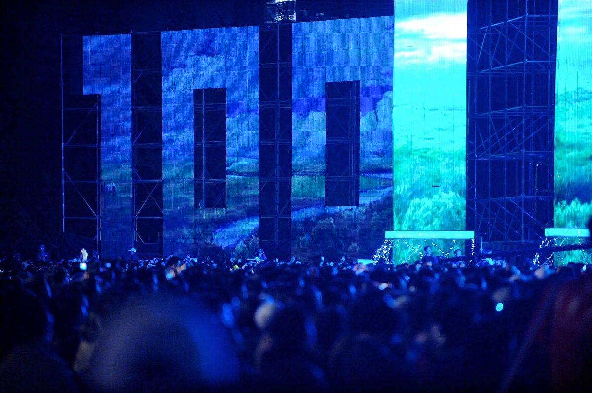 校庆晚会开场词：致敬母校，燃烧青春