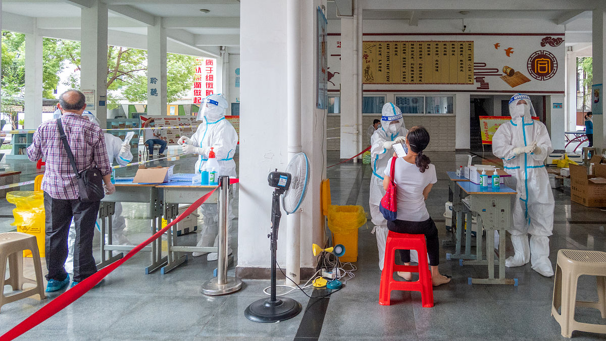 2021年8月15日,湖北荆门<strong>东宝</strong>区海慧中学,居民排队等待核酸检测.