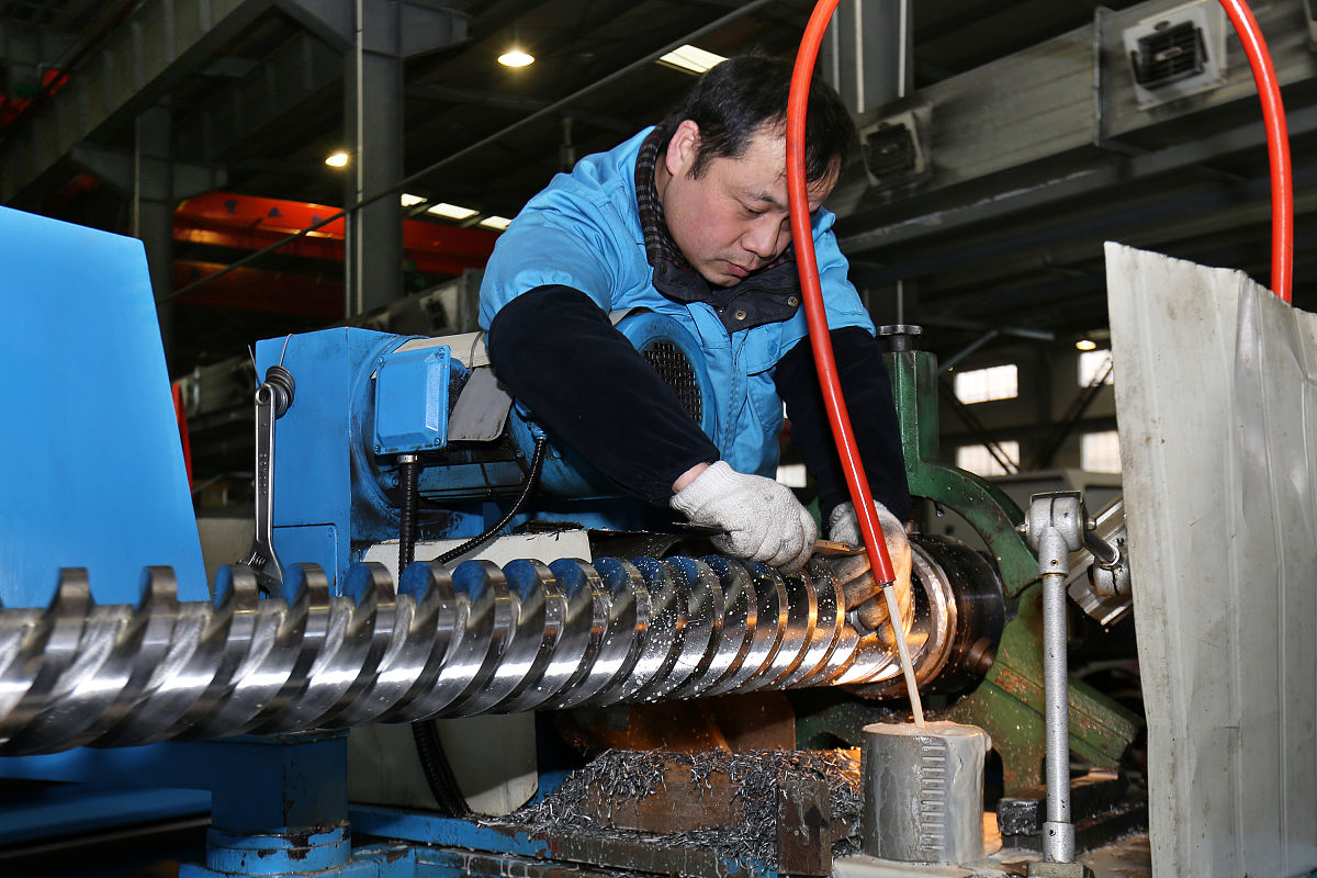 管材挤出机模具漏料危害:安全、浪费、质量、效率、形象全方位影响 管材挤出机模具漏料危害:安全、浪费、质量、效率、形象全方位影响