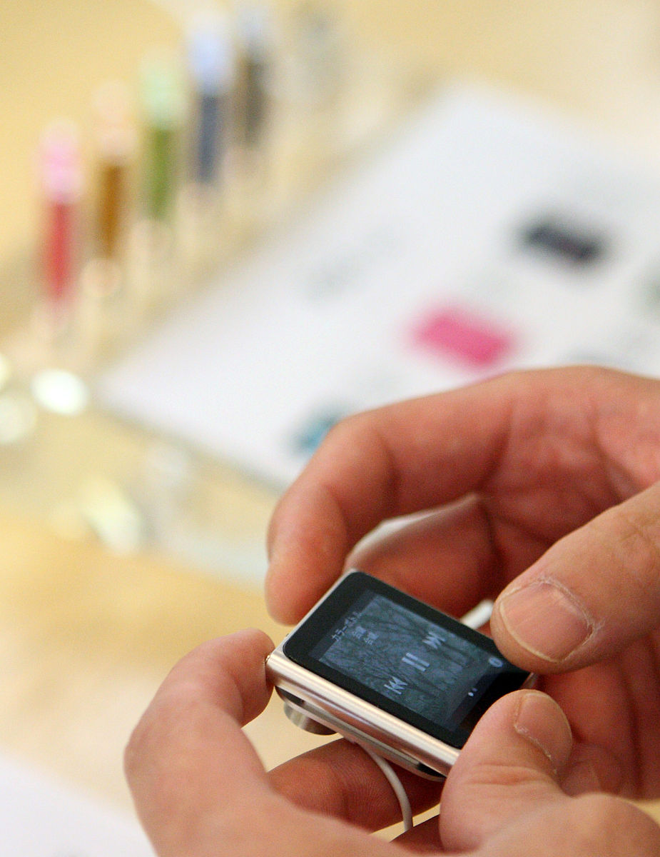 2010年9月9日,日本东京,新苹果ipod nano在当地上市.a customer tries