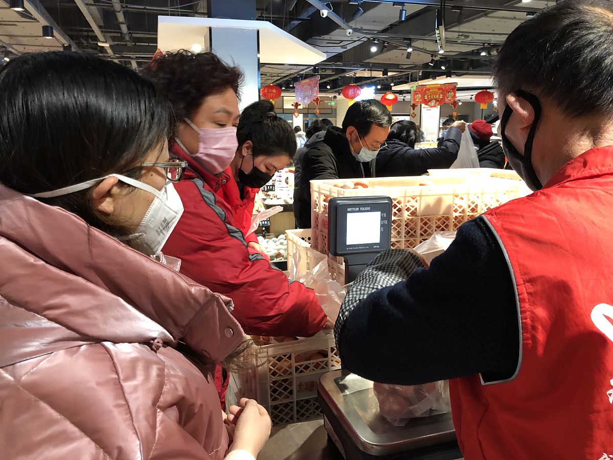 2020年1月26日,河南新乡,市民们在超市采购鸡蛋.