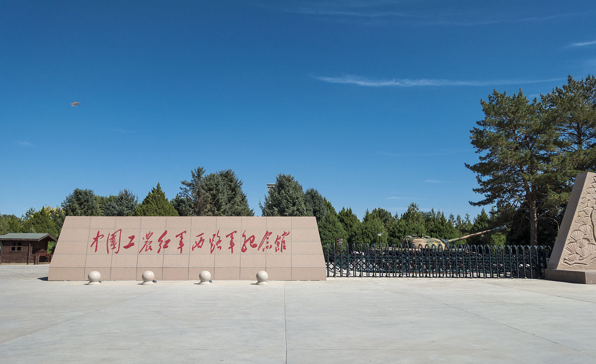 从工农红军到中国人民解放军峥嵘近百载变的是名称不变的是品格。一个个姓名一块块勋章都不足以概括这群最可爱的人；唯有河山尽好人民欢笑才是他们存在的最好证明。