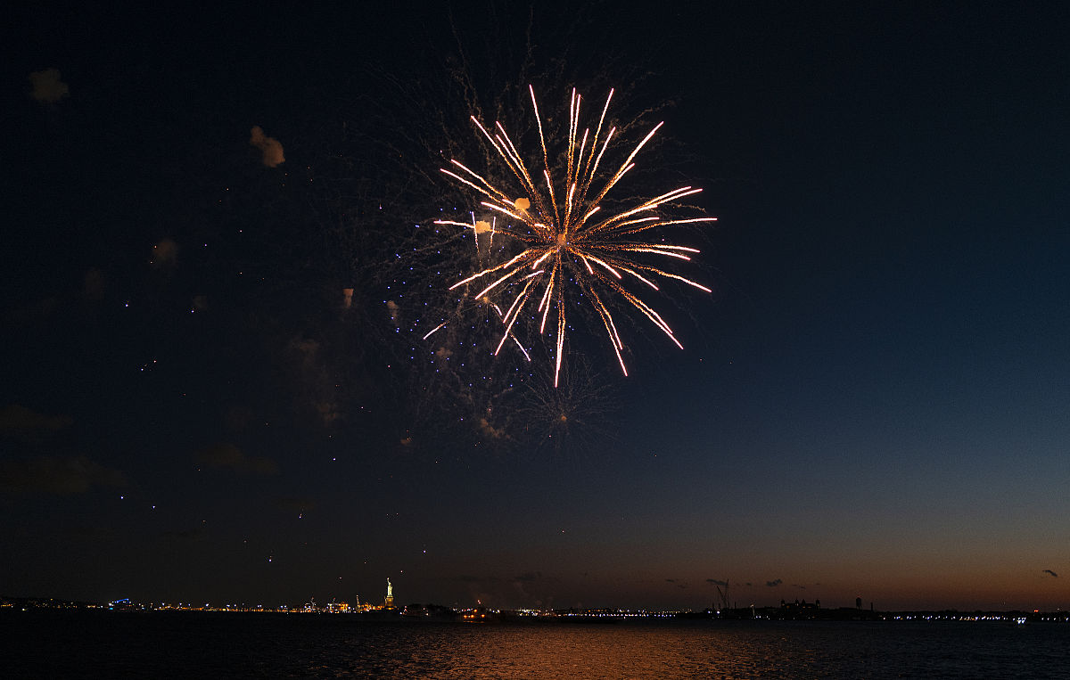 当地时间2021年6月15日,美国纽约,当地放烟花庆祝纽约州成人疫苗接种