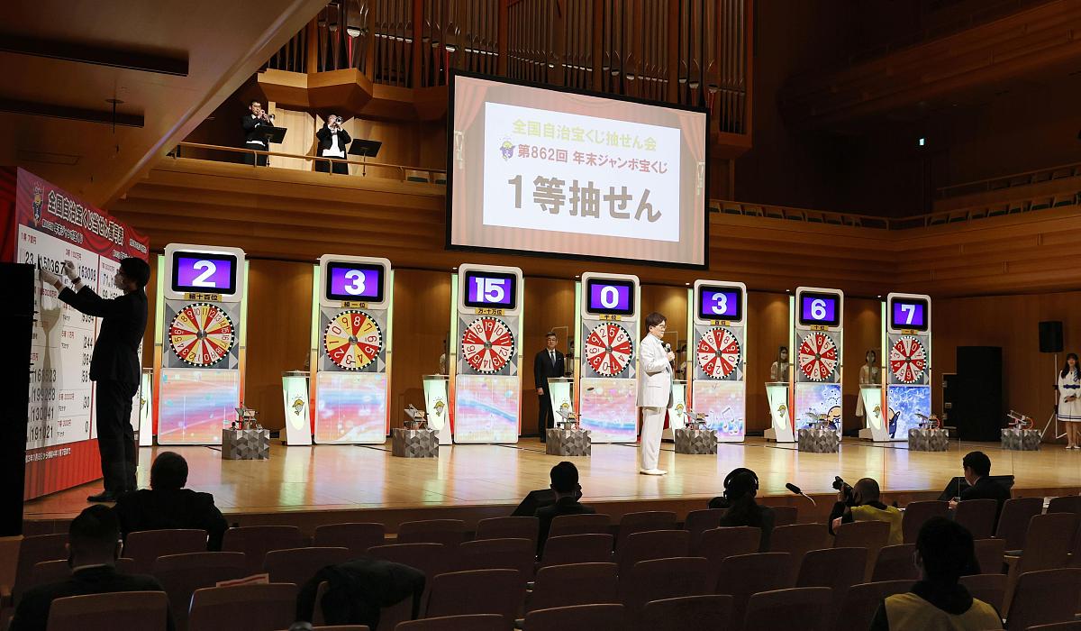 当地时间2020年12月31日,日本东京,东京举行年终特大彩票抽奖,中奖者