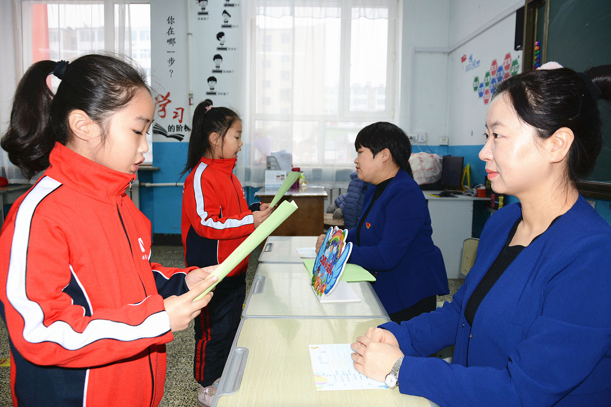 2021年12月16日,吉林,船营区第二小学学生在教室内进行期末"阳光游考 