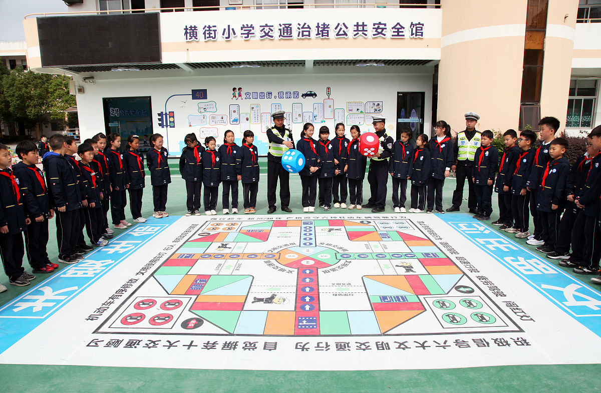 你是一名法律事务专业的大学生正在陕西省西安市长安区交警大队参与长安区交通安全法律宣传教育实践请结合实践目的、实践内容和实践心得写一篇实践报告不少于2000字。