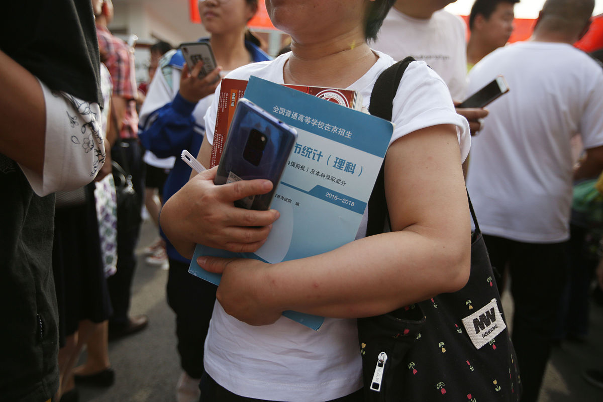 上海大学生英语自我介绍：杨思高级中学毕业，热爱摄影