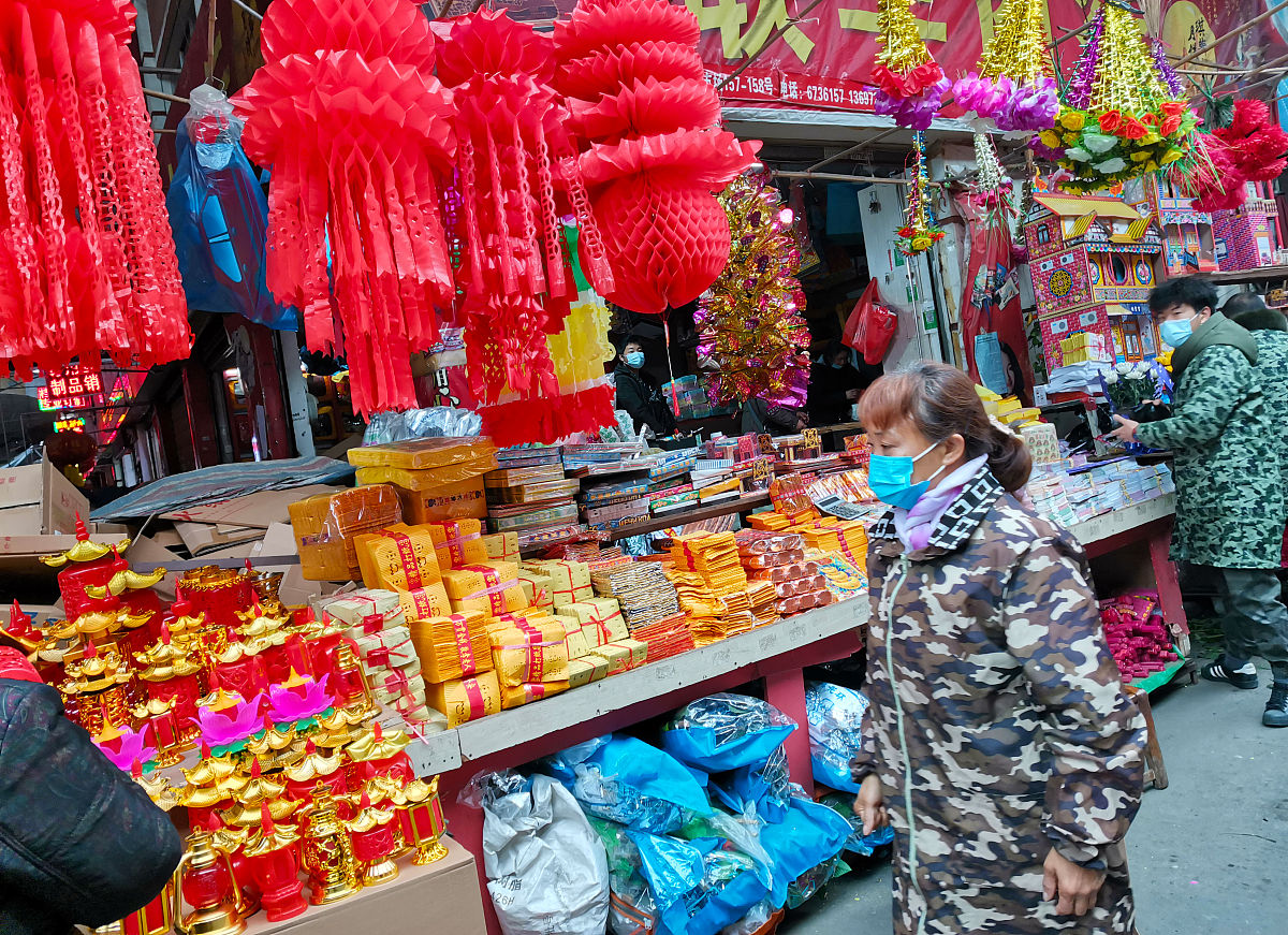 2021年1月31日,湖北宜昌,市民采购除夕祭祖用品.