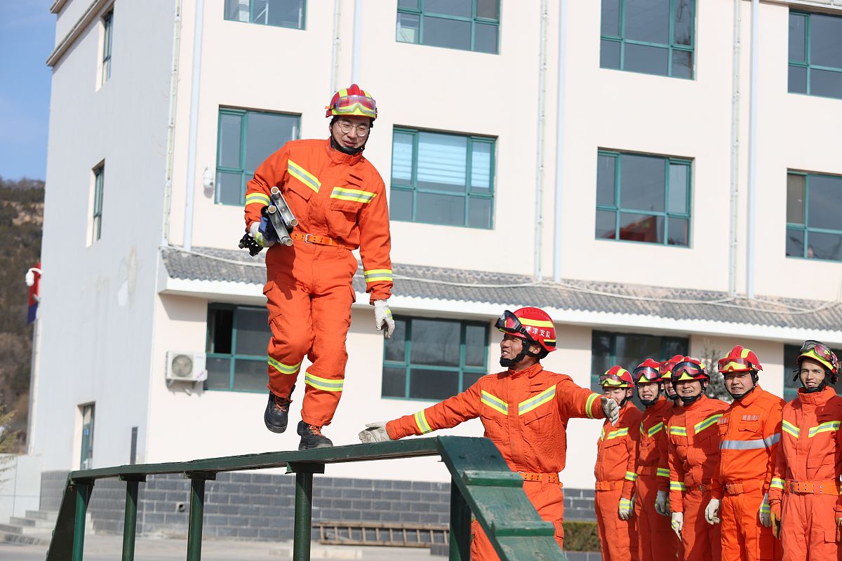 大学生梦想回乡守护绿洲：我的消防员之路