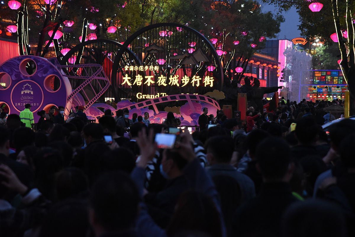 假设你是一个抖音、小红书平台的探店达人请以探店达人自由游玩的视角生产一篇有网感的爆款视频脚本。活动主题：横店OST音乐节活动目标人群：年轻人、职场人、学生党活动项目：1梦外滩横店ost音乐节拍摄地有梦外滩夜景、《百老舞汇》演出、有轨电车、萌想片场；2明清宫苑；3秦王宫；要求：视频脚本内容以达人打卡自由游玩的视角展开为横店影视城提供宣传重点突出横店ost音乐节活动软植入内容包括但不限于横店的实惠政策