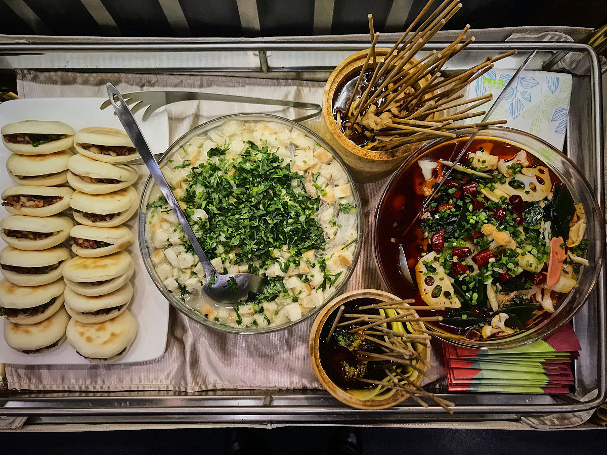 2017年12月6日,餐车专门为首发列车准备的双城美食从左至右分别是冒菜
