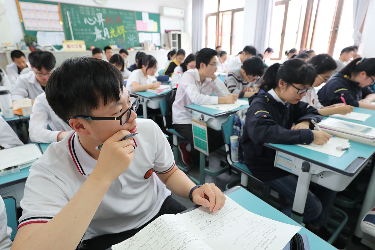 2018年6月4日,浙江省宁波二中,高三的同学在进行最后的紧张复习中.(宁