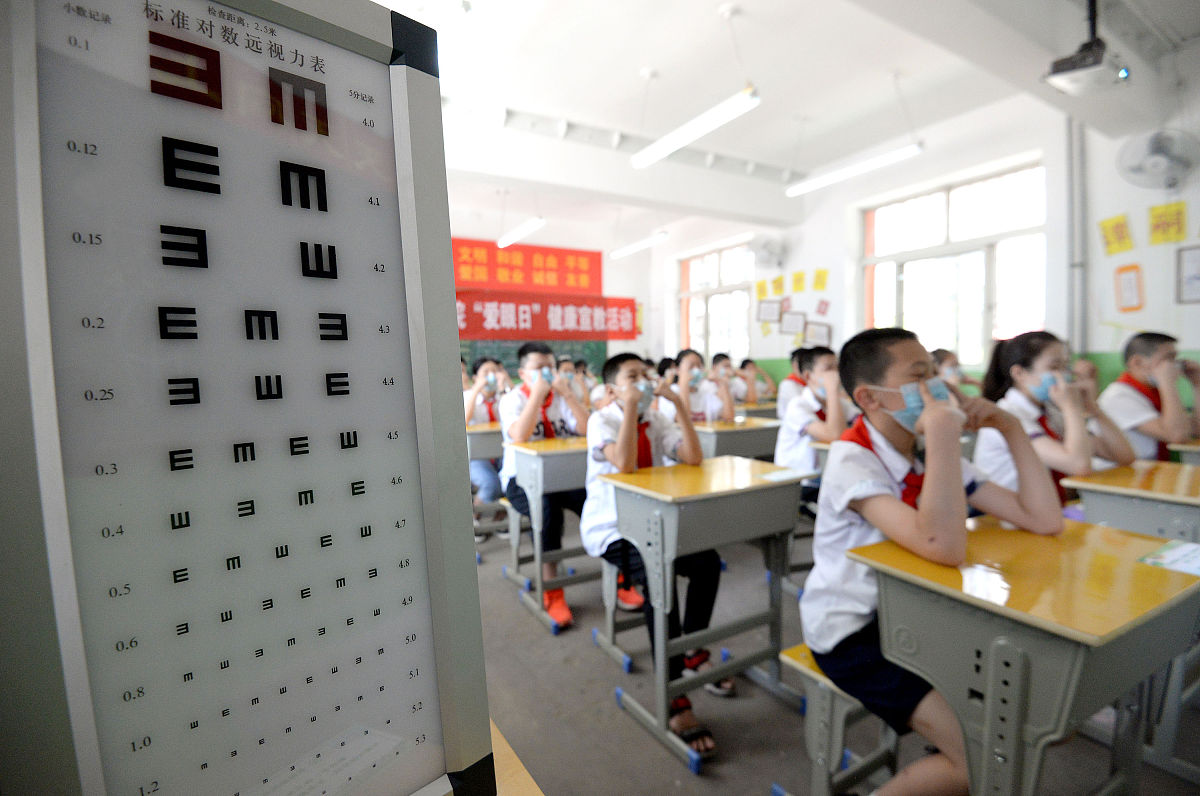 甘肃北方技工学校：中小学生近视率居高不下，原因何在？