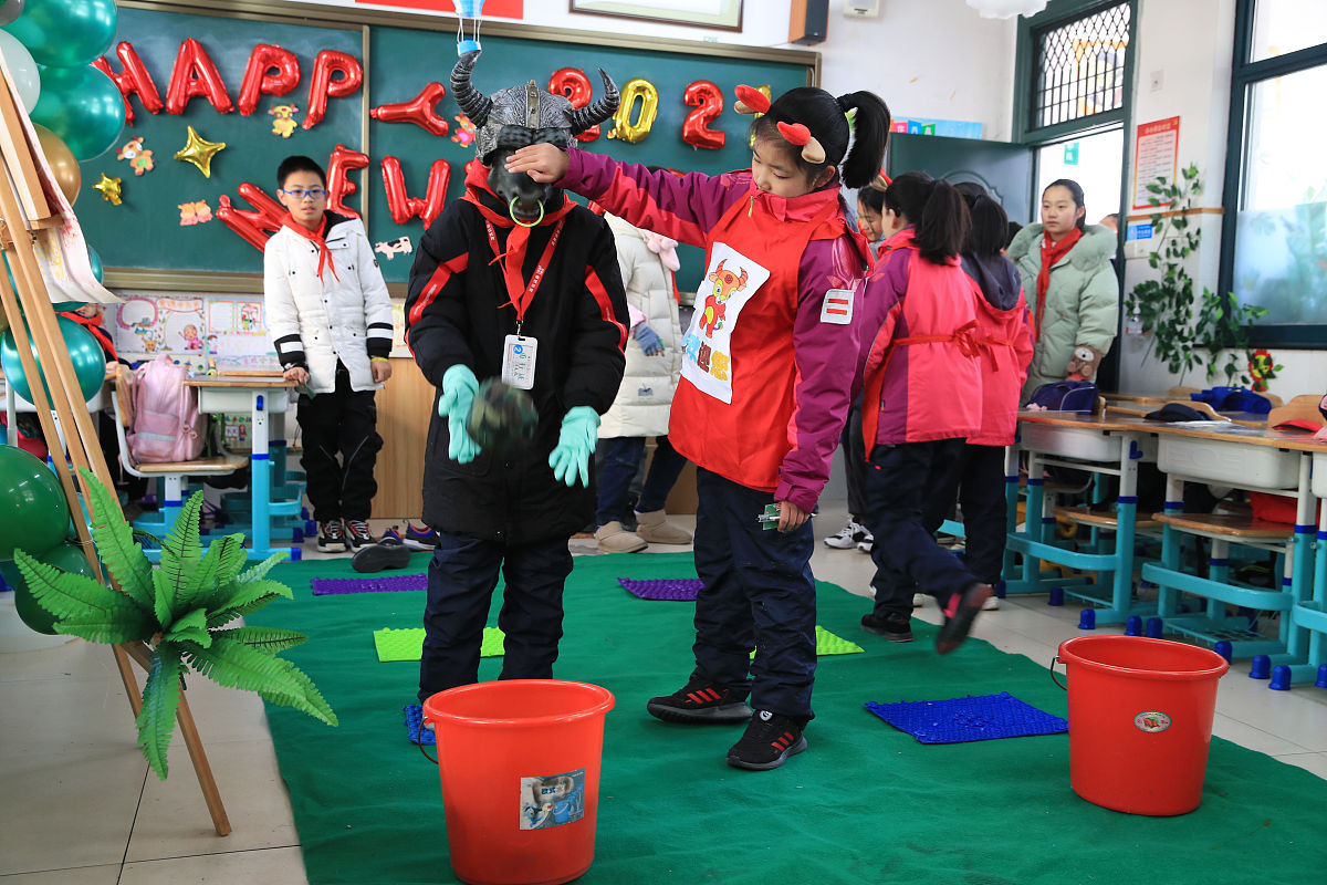 2020年12月31日,浙江宁波,牛年即将来临,一位男生戴上牛面具参加游园