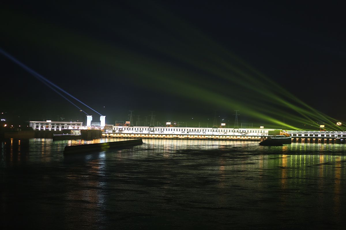 镇远西江双夜景20人头等舱，舒适享受长桌宴和苗族风情