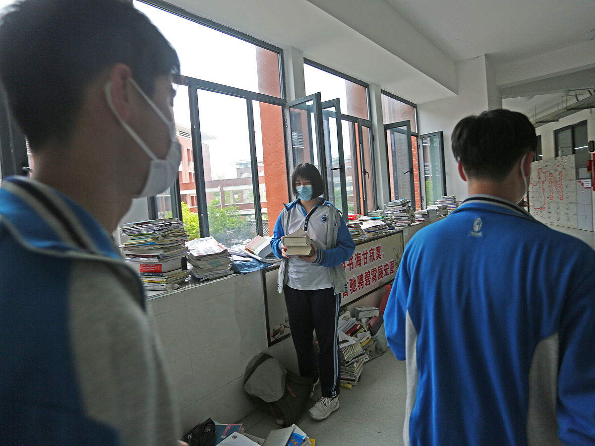 写一个学生助理因学校断电协助老师完成学校上课设备检修维护因此晚归说明