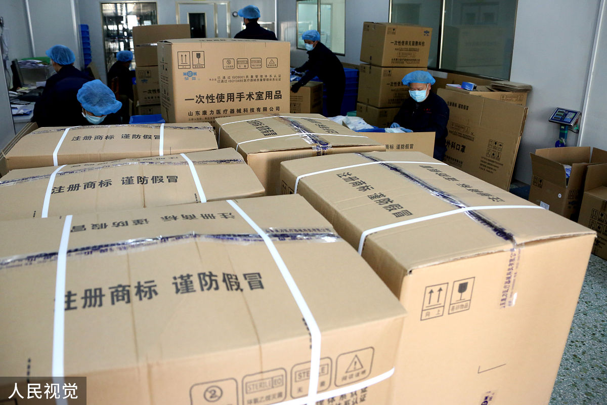 翻译 我们工人装四通接头和风扇的时候会包装好的