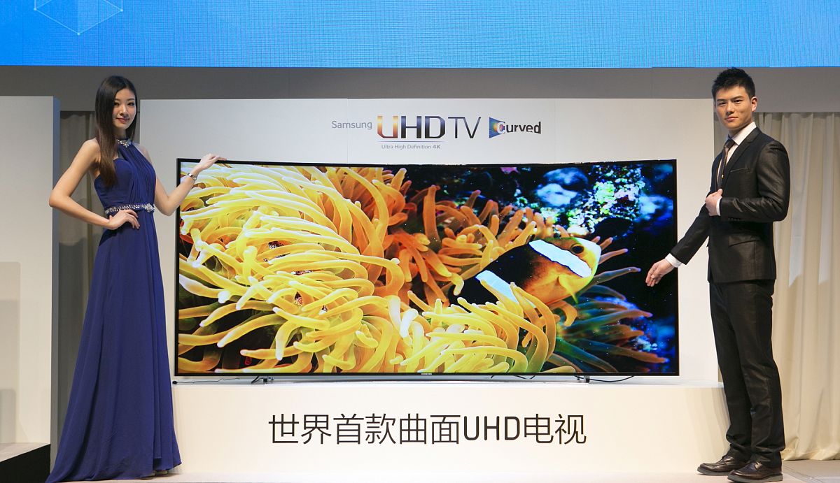 2013年3月17日,上海,三星电子在上海展示其新款105英寸弧面超高清电视
