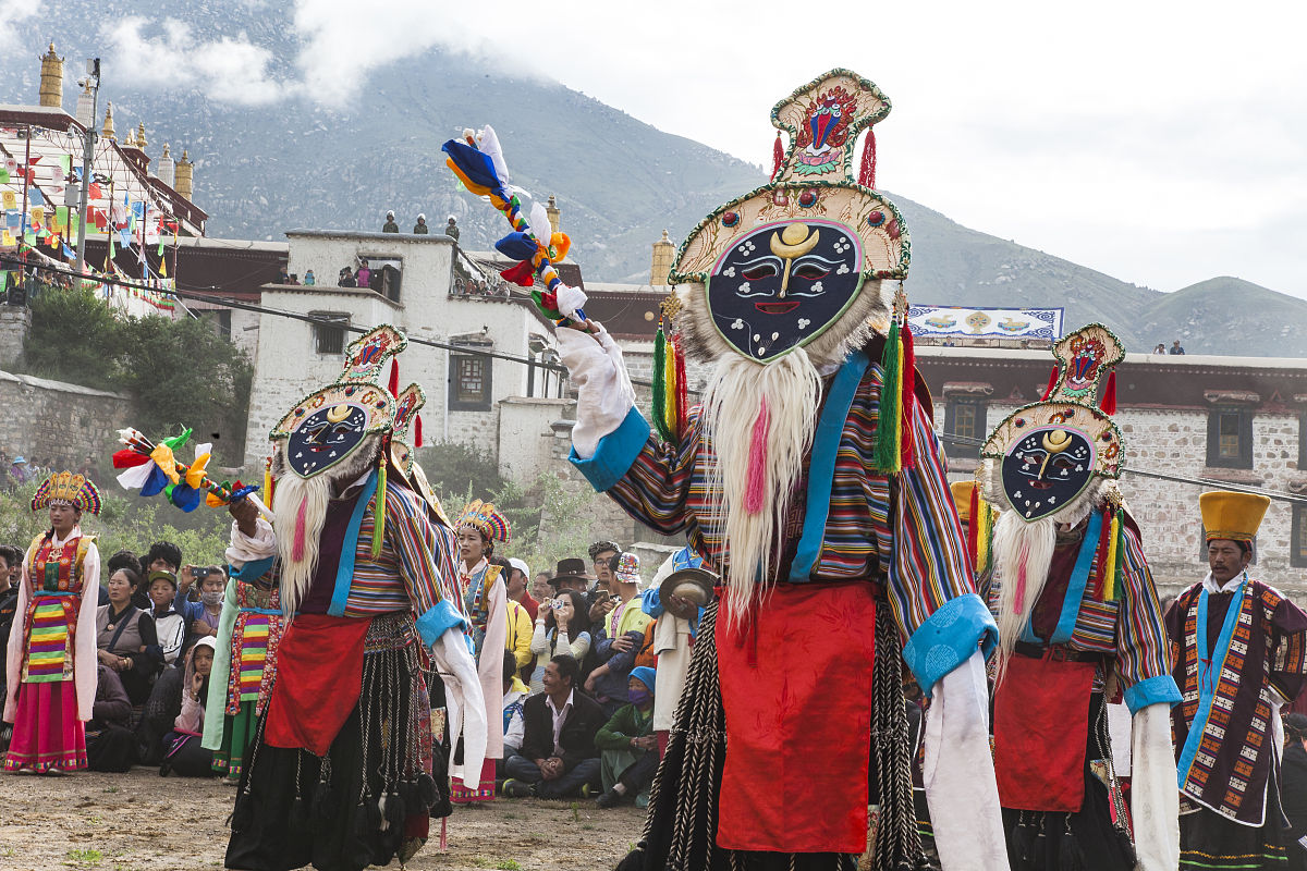 西藏本土的藏族人民基于其特殊的地理位置和生活实际对外来文化采取兼收并蓄的态度秉持着求生、趋吉、避害的精神经过选择和取舍将外来文化与本土文化混融传达着美好的寓意反映了藏族人对生命的认识对现实生活的理性关注以及对理想生活的感性想象。藏族吉祥图案吸收融合了原始本教、键陀罗艺术、笈多艺术、汉地艺术等艺术风格召集印度、尼泊尔、汉地大批的工匠在西藏各地建设寺院在文化艺术交流中促进了工艺技术的发展形成许多藏族本
