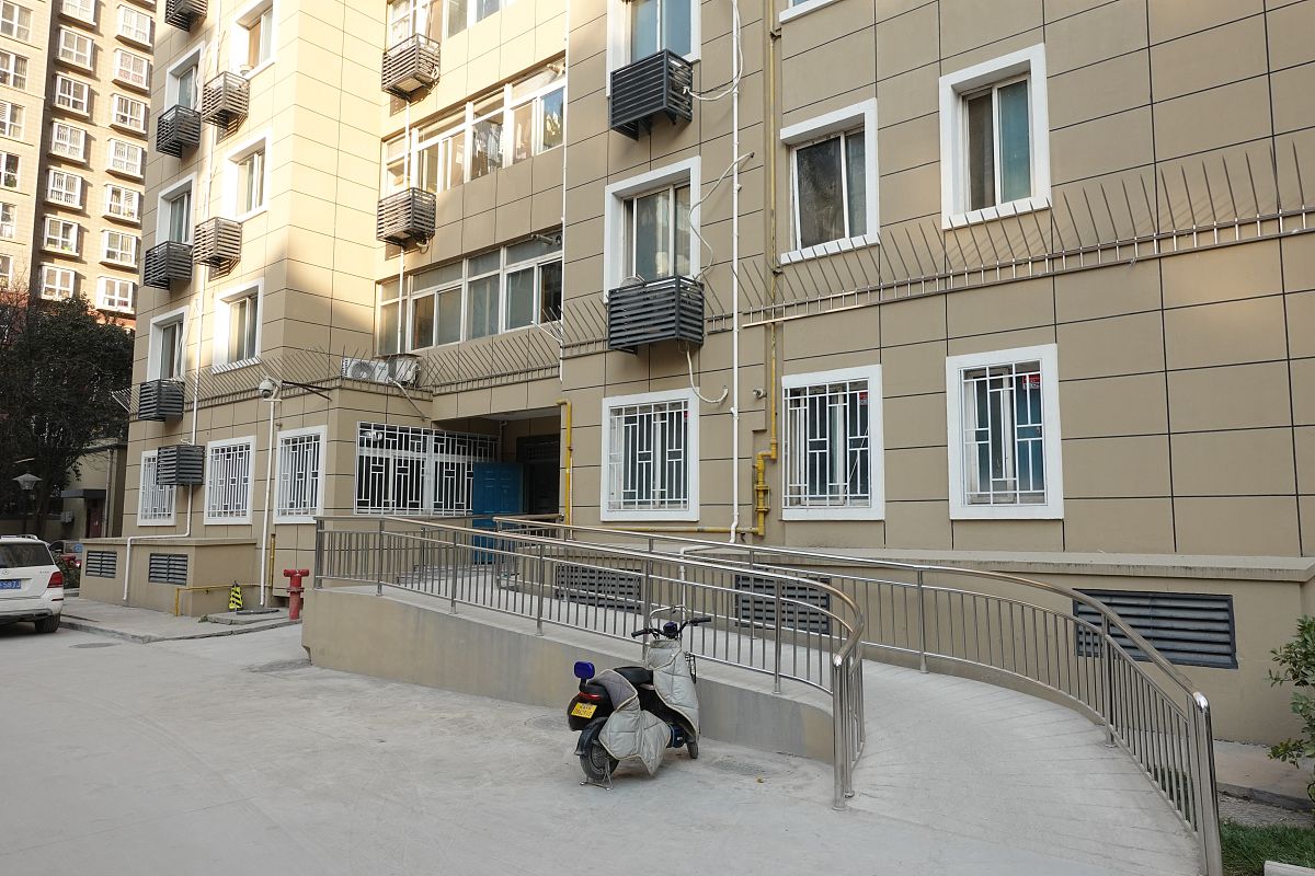 续写适老化改造的方式：社区商业型道路以牧电巷为例重点为社区内人群提供日常商业服务改造目标以满足社区居民日常购物、买菜等慢行交通需求。