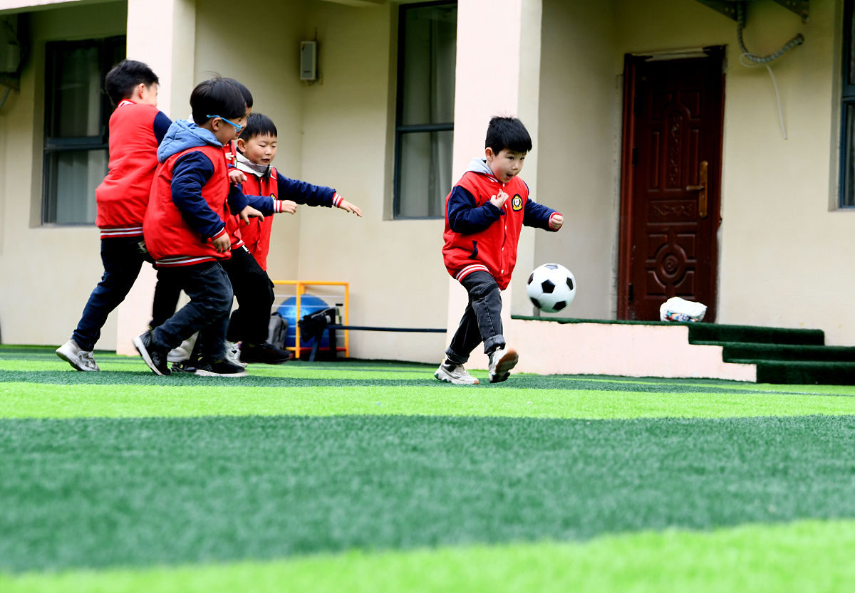 According to what we have discussed in the class waht are the benefits of sports翻译成中文