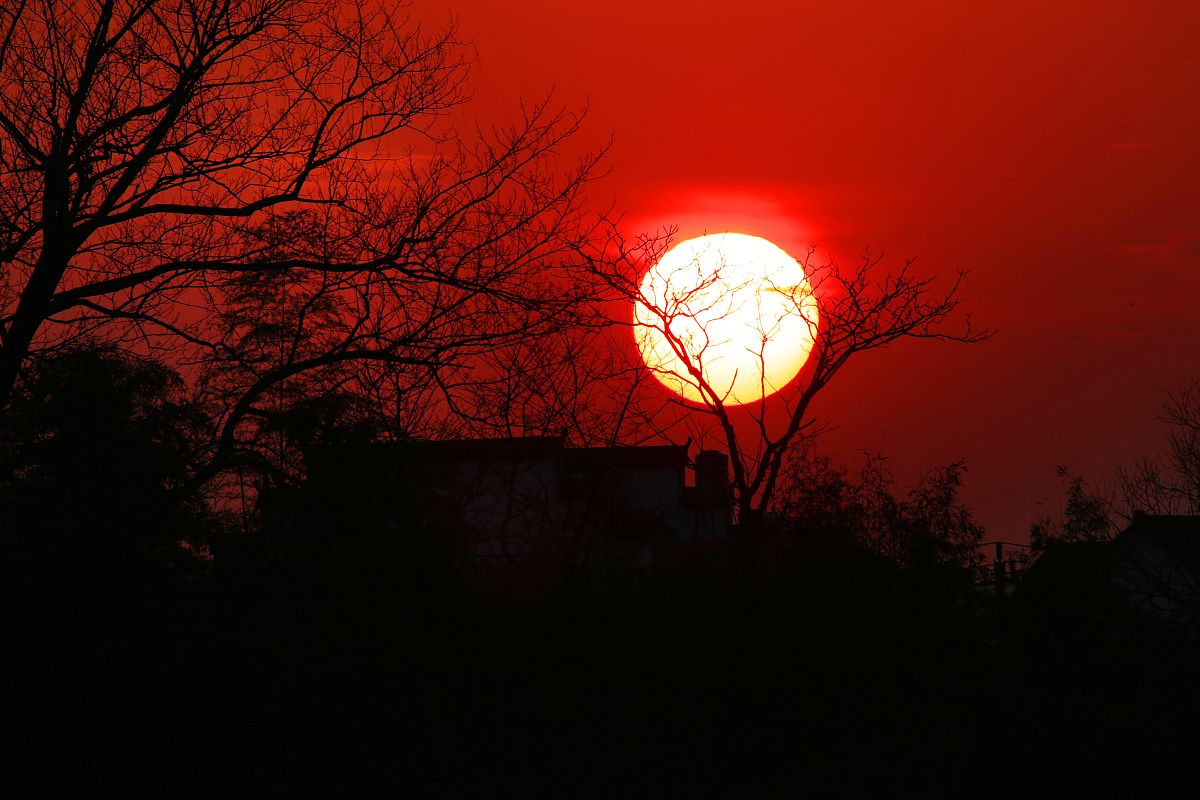 明月夕阳对仗诗句，夜空明与天际晚