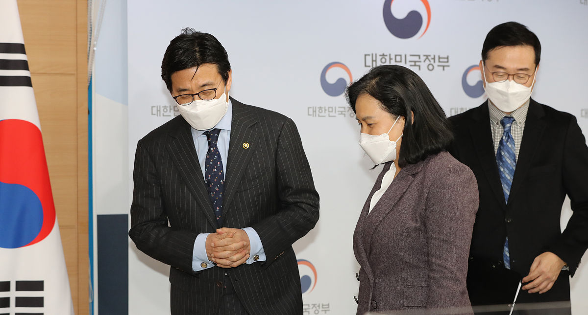 当地时间2021年2月5日,韩国首尔,俞明希出席新闻发布会.当日,韩国候选