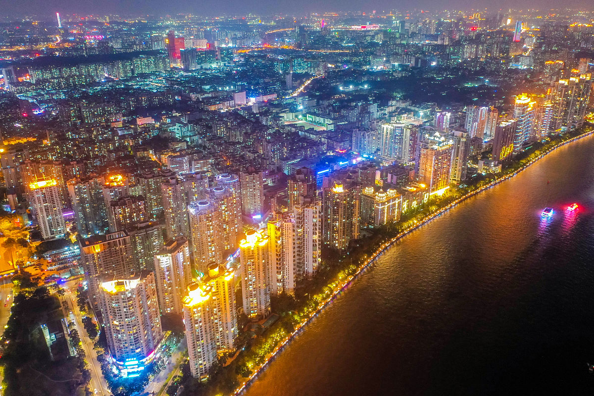 2020年11月30日,广东省广州市,航拍珠江二沙岛夜景.江畔的居民楼江景