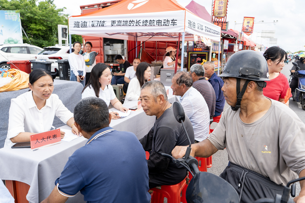 以居民民生活幸福度为话题编一个市民论坛采访4名市民