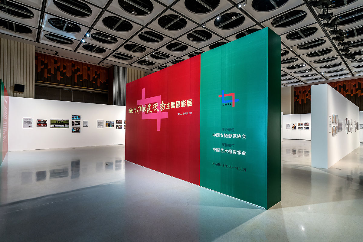 写一篇关于参观深圳改革开放40周年展览馆的心得体会要求句子优美行文流畅承上启下突出中心主旨