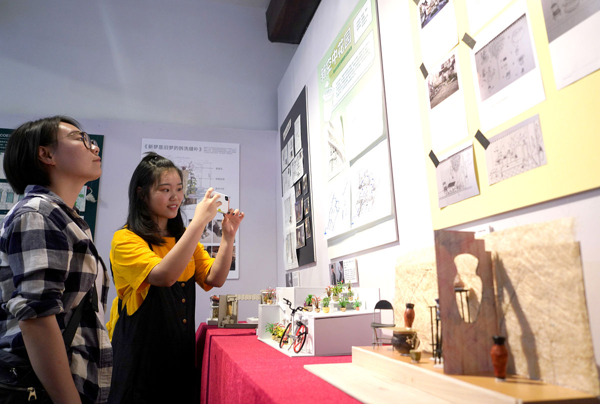 2018年6月28日,北京东城区活动现场,观众欣赏美院学生们的设计作品.