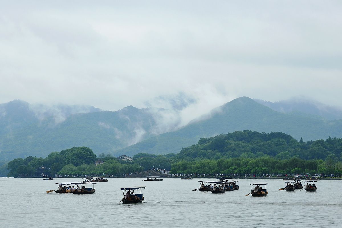 2021年05月23日,受低空切变线影响,杭州阵雨连连.雨水间歇的西湖,云雾