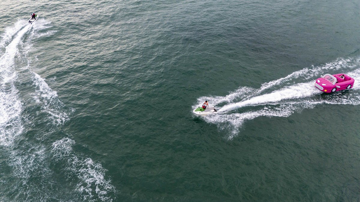 水上冒险：冲浪、划桨板和潜水探险的乐趣