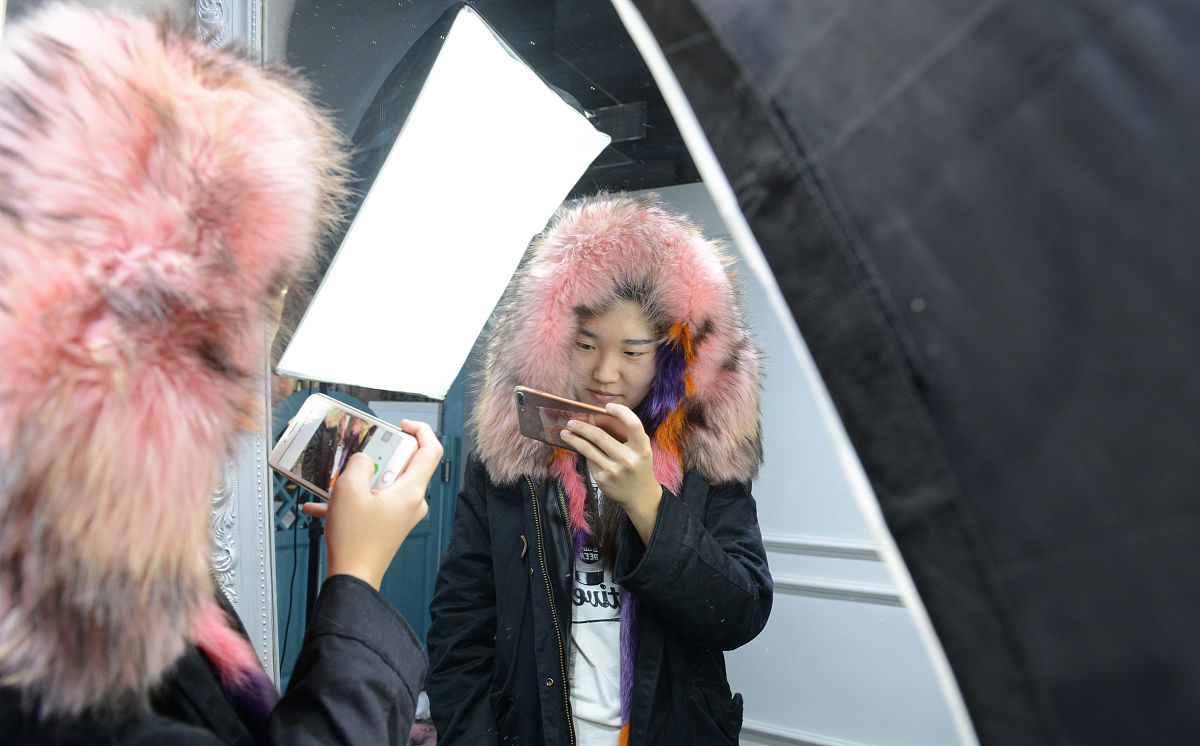 根据服装图片写朋友圈简短文案