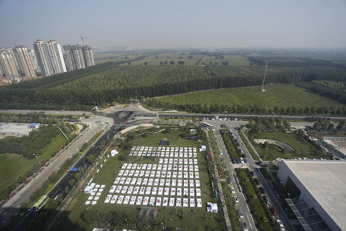 2015年8月16日,北京,400多位市民在潮白河喜来登酒店完成了最多人在床